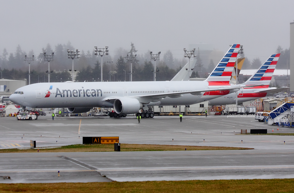 American Airlines 777 N733AR at Paine Field