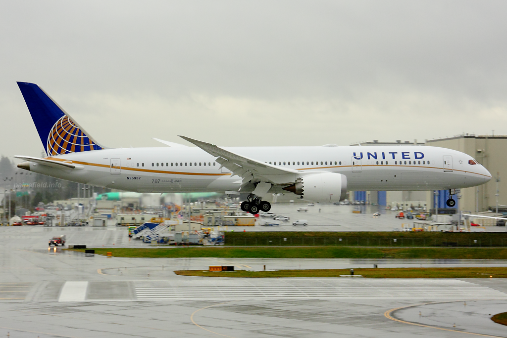 United Airlines 787-9 N26952 at Paine Field