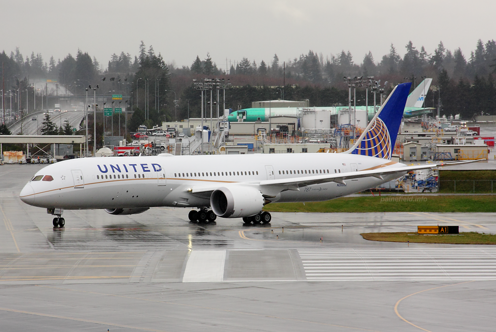 United Airlines 787-9 N26952 at Paine Field
